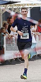 Triathlet Simon Knarr gewinnt 34. Bessunger Merck-Lauf ( © HEN-Lauf )