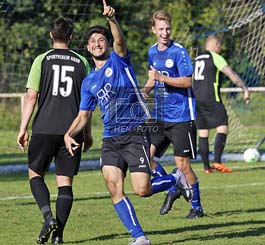 Pavel Kadir freut sich riesig über sein Tor gegen den SV Hahn ( © HEN-FOTO )