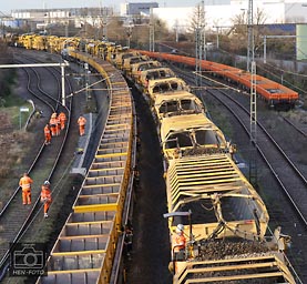 Baustelle der Bundesbahn bei Gernsheim mit Gleiserneuerungsarbeiten - die Schottersteine transportieren Förderbänder auf Transport-Waggons ( © HEN-FOTO )