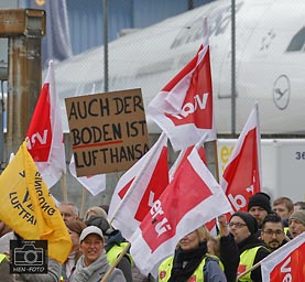 Warnstreik auch auf dem Flughafen in Frankfurt nach Aufruf der Gewerkschaft VERDI durch das Bodenpersonal der Lufthansa für Lohnerhöhungen ( © HEN-FOTO )