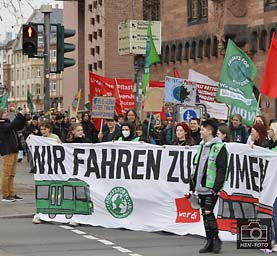 Bundesweiter gemeinsamer Streiktag mit FRIDAYS FOR FUTURE und Gewerkschaft VERDI für bessere Arbeitsbedingungen und verbesserten ÖPNV für Klimaschutz - Kundgebung WIR FAHREN ZUSAMMEN auf dem Römerberg ( © HEN-FOTO )