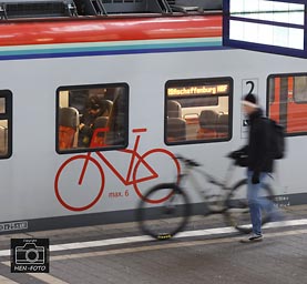 Per Regionalbahn und Fahrrad zur Arbeitsstelle während des 3-Tage-ÖPNV-Streiks in Frankfurt ( © HEN-FOTO )