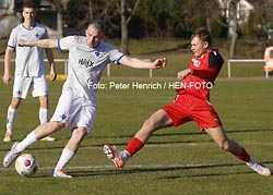 In der Fussball Hessenliga besiegt SV Darmstadt 98 U21 (3.) den Tabellenzweiten Rot-Weiß Walldorf mit 3:0 - auf dem Foto schießt der Torschütze Georgios Makridis zum 3:0 den Ball an Luis Miguel Cortijo Lange vorbei auf das Tor von RW Walldorf (Fotogalerie © HEN-FOTO / Peter Henrich ) In der Fussball Hessenliga besiegt SV Darmstadt 98 U21 (3.) den Tabellenzweiten Rot-Weiß Walldorf mit 3:0 - auf dem Foto schießt der Torschütze Georgios Makridis zum 3:0 den Ball an Luis Miguel Cortijo Lange vorbei auf das Tor von RW Walldorf (Fotogalerie © HEN-FOTO / Peter Henrich )