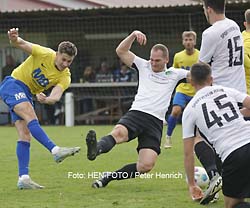 Erst in der 89. und 90. Minute kann der Titelaspirant SG Langstadt/Babenhausen den Heimsieg gegen den dezimierten SV Hahn vollenden ( Fotogalerie © HEN-FOTO / Peter Henrich ) Erst in der 89. und 90. Minute kann der Titelaspirant SG Langstadt/Babenhausen den Heimsieg gegen den dezimierten SV Hahn vollenden ( Fotogalerie © HEN-FOTO / Peter Henrich )