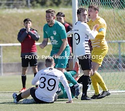 In der Nachspielzeit trifft Yanis Wanitschek (Alsbach) zum dritten Mal ins Bensheimer Tor - FC Alsbach gewinnt 3:2 - FC Bensheim rutscht vom Relegationsplatz auf Rang 4 ( Fotogalerie © HEN-FOTO / Peter Henrich ) In der Nachspielzeit trifft Yanis Wanitschek (Alsbach) zum dritten Mal ins Bensheimer Tor - FC Alsbach gewinnt 3:2 - FC Bensheim rutscht vom Relegationsplatz auf Rang 4 ( Fotogalerie © HEN-FOTO / Peter Henrich )