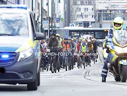 Vom Luisenplatz in Darmstadt startet eine Fahrradstafette nach Frankfurt zur Kundgebung auf dem Römerberg -- Friedensfähig statt kriegstüchtig!-- ( Fotogalerie © HEN-FOTO / Peter Henrich ) Vom Luisenplatz in Darmstadt startet eine Fahrradstafette nach Frankfurt zur Kundgebung auf dem Römerberg -- Friedensfähig statt kriegstüchtig!-- ( Fotogalerie © HEN-FOTO / Peter Henrich )