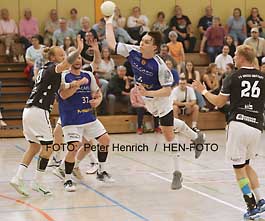 Die Handball-Männer des TSV Pfungstadt unterlagen dem Oberliga-Meister TV Groß-Umstadt mit 24:28 ( Fotogalerie © Peter Henrich / HEN-FOTO ) Die Handball-Männer des TSV Pfungstadt unterlagen dem Oberliga-Meister TV Groß-Umstadt mit 24:28 ( Fotogalerie © Peter Henrich / HEN-FOTO )