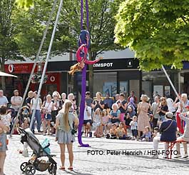 Auf einen phantasievollen Innenstadtwalk nehmen heute lokale Artisten und Zirkusdirektor Rainer Bauer zufällige Passanten in die abwechlungsreiche Zirkuswelt mit (Fotogalerie © Peter Henrich / HEN-FOTO) Auf einen phantasievollen Innenstadtwalk nehmen heute lokale Artisten und Zirkusdirektor Rainer Bauer zufällige Passanten in die abwechlungsreiche Zirkuswelt mit (Fotogalerie © Peter Henrich / HEN-FOTO)
