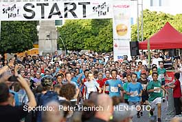 Bei hochsommerlichen Temperaturen starteten mehrere hundert Sportler bei den Wettbewerben des 47. Darmstädter Merck Stadtlauf 2025 (Fotogalerie © Peter Henrich / HEN-FOTO) Bei hochsommerlichen Temperaturen starteten mehrere hundert Sportler bei den Wettbewerben des 47. Darmstädter Merck Stadtlauf 2025 (Fotogalerie © Peter Henrich / HEN-FOTO)