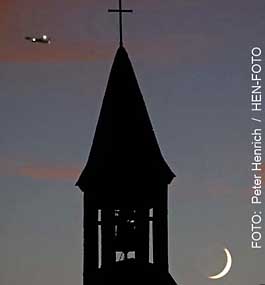 Zunehmender Mond und Abendrot über Kanaan Darmstadt (Fotogalerie © Peter Henrich / HEN-FOTO) Zunehmender Mond und Abendrot über Kanaan Darmstadt (Fotogalerie © Peter Henrich / HEN-FOTO)