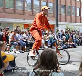 02.08.2025 Strassentheater JUST FOR FUN in Darmstadt mit Kaosclown Streetcomedy vor dem Weißen Turm (Fotogalerie © Peter Henrich / HEN-FOTO) 02.08.2025 Strassentheater JUST FOR FUN in Darmstadt mit Kaosclown Streetcomedy vor dem Weißen Turm (Fotogalerie © Peter Henrich / HEN-FOTO)