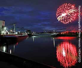 Zum 75. Fischerfest am Hafen von Gernsheim strömten auch am letzten Tag zum Höhenfeuerwerk tausende Besucher (Fotogalerie © Peter Henrich / HEN-FOTO) Zum 75. Fischerfest am Hafen von Gernsheim strömten auch am letzten Tag zum Höhenfeuerwerk tausende Besucher (Fotogalerie © Peter Henrich / HEN-FOTO)