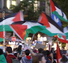 Der Demo-Zug vom Veranstalter United 4 Gaza setzte sich vom Hafenpark in Frankfurt (Main) Richtung Innenstadt und zur Abschlußkundgebung auf dem Goetheplatz in Bewegung (Fotogalerie © Peter Henrich / HEN-FOTO)  Der Demo-Zug vom Veranstalter United 4 Gaza setzte sich vom Hafenpark in Frankfurt (Main) Richtung Innenstadt und zur Abschlußkundgebung auf dem Goetheplatz in Bewegung (Fotogalerie © Peter Henrich / HEN-FOTO)