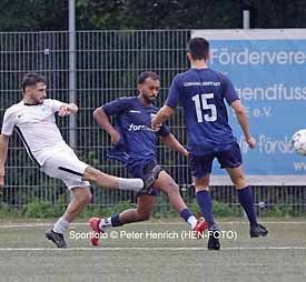 Mit dem Remis (1:1) gegen SV Hahn bleibt Germania Eberstadt Klassenprimus (Fotogalerie © Peter Henrich / HEN-FOTO) Mit dem Remis (1:1) gegen SV Hahn bleibt Germania Eberstadt Klassenprimus (Fotogalerie © Peter Henrich / HEN-FOTO)