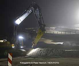 Das Fortschreiten der Baumaßnahmen am Rüsselsheimer Dreieck macht den Rückbau von zwei Autobahnbrücken an diesem Wochenende erforderlich (Fotogalerie © HEN-FOTO) Das Fortschreiten der Baumaßnahmen am Rüsselsheimer Dreieck macht den Rückbau von zwei Autobahnbrücken an diesem Wochenende erforderlich (Fotogalerie © HEN-FOTO)