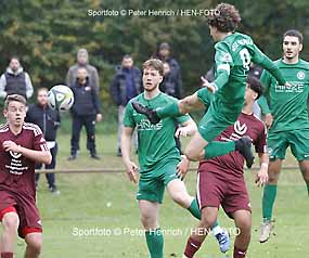 In der umkämpften Partie hat SV St. Stephan Griesheim bei der SG Modau mehr Chancen - hier kann Philipp Root auf das von Torwart Nick Wüst verlassene Modauer Tor schießen (Fotoagalerie © Peter Henrich / HEN-FOTO) In der umkämpften Partie hat SV St. Stephan Griesheim bei der SG Modau mehr Chancen - hier kann Philipp Root auf das von Torwart Nick Wüst verlassene Modauer Tor schießen (Fotoagalerie © Peter Henrich / HEN-FOTO)