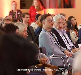 Bei der Eröffnungspressekonferenz kamen neben Juergen Boos (Direktor der Frankfurter Buchmesse) auch Karin Schmidt-Friderichs, Torsten Casimir, Vanina Colagiovanni, Vanina Colagiovanni und Nora Haddada zu Wort (Fotogalerie © Peter Henrich) Bei der Eröffnungspressekonferenz kamen neben Juergen Boos (Direktor der Frankfurter Buchmesse) auch Karin Schmidt-Friderichs, Torsten Casimir, Vanina Colagiovanni, Vanina Colagiovanni und Nora Haddada zu Wort (Fotogalerie © Peter Henrich)
