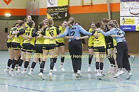 Ausgalassen feiern die Handballerinnen der HSG Weiterstadt/Braunshardt/Worfelden ihren hohen Heimsieg gegen TV Hersfeld (Sportfotografie © Peter Henrich / HEN-FOTO) Ausgalassen feiern die Handballerinnen der HSG Weiterstadt/Braunshardt/Worfelden ihren hohen Heimsieg gegen TV Hersfeld (Sportfotografie © Peter Henrich / HEN-FOTO)