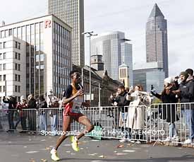Das Foto zeigt den späteren Sieger des 42. Mainova Frankfurt Marathon Belay ASFAW (5) vier Kilometer vor dem Ziel (Sportfotografie © Peter Henrich) Das Foto zeigt den späteren Sieger des 42. Mainova Frankfurt Marathon Belay ASFAW (5) vier Kilometer vor dem Ziel (Sportfotografie © Peter Henrich)