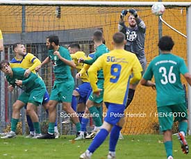 In der Verbandsliga Saison 2025/2026 unterliegt SG Langstadt/Babenhausen - VfR Groß-Gerau (1:3) Foto: Torwart Sebastian Schreiber (1 Langstadt) mit Faustabwehr (Sportfotografie © Peter Henrich) In der Verbandsliga Saison 2025/2026 unterliegt SG Langstadt/Babenhausen - VfR Groß-Gerau (1:3) Foto: Torwart Sebastian Schreiber (1 Langstadt) mit Faustabwehr (Sportfotografie © Peter Henrich)