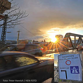 Sonnenuntergang abends in der Bismarckstraße mit Blick auf die Stahlfachwerkbrücke und leichtem Rückstau. Sicherlich ist der Grund hierfür die Vollsperrung der Maria-Göppert-Straße wegen Fahrbahnarbeiten bis Ende November (Foto © Peter Henrich / HEN-FOTO) Sonnenuntergang abends in der Bismarckstraße mit Blick auf die Stahlfachwerkbrücke und leichtem Rückstau. Sicherlich ist der Grund hierfür die Vollsperrung der Maria-Göppert-Straße wegen Fahrbahnarbeiten bis Ende November (Foto © Peter Henrich / HEN-FOTO)