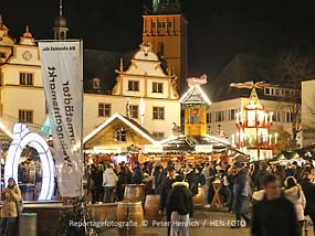 Hurra - der Weihnachtsmarkt in Darmstadt ist eröffnet. Die Weihnachtspyramide vor dem historischen Rathaus strahlt in hellem Licht (Fotogalerie © Peter Henrich / HEN-FOTO) Hurra - der Weihnachtsmarkt in Darmstadt ist eröffnet. Die Weihnachtspyramide vor dem historischen Rathaus strahlt in hellem Licht (Fotogalerie © Peter Henrich / HEN-FOTO)