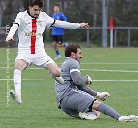 Der zweifache Torschütze Emin Aykir (links) kann nicht ein drittes Mal Torhüter Gianluca Colombo von SG Bornheim überwinden und die Niederlage verhindern (Fotogalerie © Peter Henrich / HEN-FOTO) Der zweifache Torschütze Emin Aykir (links) kann nicht ein drittes Mal Torhüter Gianluca Colombo von SG Bornheim überwinden und die Niederlage verhindern (Fotogalerie © Peter Henrich / HEN-FOTO)