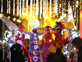 Einkaufen in Darmstadts Innenstadt am Freitag bis 21 Uhr während Black-Night-Shopping unter dem Motto Feuer und Eis: Feuershows und Eisskulpturen, Walkacts und Weihnachtsmarkt (Fotogalerie © Peter Henrich / HEN-FOTO) Einkaufen in Darmstadts Innenstadt am Freitag bis 21 Uhr während Black-Night-Shopping unter dem Motto Feuer und Eis: Feuershows und Eisskulpturen, Walkacts und Weihnachtsmarkt (Fotogalerie © Peter Henrich / HEN-FOTO)