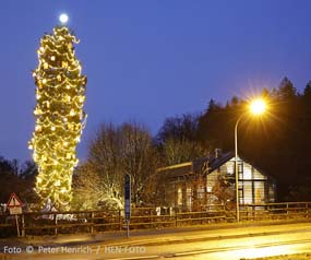 Und Pünktlich zum Ersten Advent leuchtet der wohl größte Natur-Weihnachtsbaum in Darmstadt-Eberstadt ( Foto © Peter Henrich / HEN-FOTO) Und Pünktlich zum Ersten Advent leuchtet der wohl größte Natur-Weihnachtsbaum in Darmstadt-Eberstadt ( Foto © Peter Henrich / HEN-FOTO)