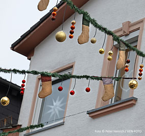 Weihnachtsdekoration in der Moosbergstrasse - eine schöner aber selten Weihnachtsschmuck - wer noch ein Weihnachtsgeschenk sucht wird hier fündig - meinen Darmstadt Kalender 2026 gibt es auch im Bessunger Buchladen (Foto @ Peter Henrich / HEN-FOTO) Weihnachtsdekoration in der Moosbergstrasse - eine schöner aber selten Weihnachtsschmuck - wer noch ein Weihnachtsgeschenk sucht wird hier fündig - meinen Darmstadt Kalender 2026 gibt es auch im Bessunger Buchladen (Foto @ Peter Henrich / HEN-FOTO)