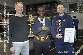 Über den Deutschen Meistertitel für Rosemarion Otieno im Leichtgewicht der Elite Frauen freuen sich Abteilungsleiter (Boxen TG 75 Darmstadt) Christian Bugge sowie der Trainer Eugen Rempel (Foto © Peter Henrich) Über den Deutschen Meistertitel für Rosemarion Otieno im Leichtgewicht der Elite Frauen freuen sich Abteilungsleiter (Boxen TG 75 Darmstadt) Christian Bugge sowie der Trainer Eugen Rempel (Foto © Peter Henrich)