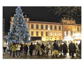 Betriebssam endete der letzte Tag auf dem Darmstädter Weihnachtsmarkt 2025 (Foto © Peter Henrich) Betriebssam endete der letzte Tag auf dem Darmstädter Weihnachtsmarkt 2025 (Foto © Peter Henrich)