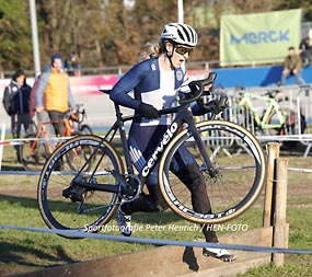 Beim Darmstädter Cyclo-Cross-Rennen gewinnt in der Frauen Elite Klasse Lisa Heckmann / VC Darmstadt vor Theresia Schwenk / RSV Heidelberg (Foto © Peter Henrich / HEN-FOTO) Beim Darmstädter Cyclo-Cross-Rennen gewinnt in der Frauen Elite Klasse Lisa Heckmann / VC Darmstadt vor Theresia Schwenk / RSV Heidelberg (Foto © Peter Henrich / HEN-FOTO)