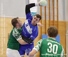 Das Oberliga Handball Derby zwischen SG Arheilgen und SG Egelsbach gewannen die Hausherren am Samstag Abend mit 31:29 (Foto © Peter Henrich) Das Oberliga Handball Derby zwischen SG Arheilgen und SG Egelsbach gewannen die Hausherren am Samstag Abend mit 31:29 (Foto © Peter Henrich)