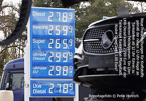 Nach der neuen 12-Uhr-Regel seit 1.4.26 können an Tankstellen einmalig und täglich um 12 Uhr Preise für Kraftstoffe an Tankstellen erhöht werden. Dies führt seit drei Tagen zu Höchstpreisen (Foto © Peter Henrich) Nach der neuen 12-Uhr-Regel seit 1.4.26 können an Tankstellen einmalig und täglich um 12 Uhr Preise für Kraftstoffe an Tankstellen erhöht werden. Dies führt seit drei Tagen zu Höchstpreisen (Foto © Peter Henrich)