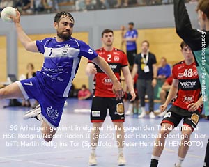 SG Arheilgen gewinnt in eigener Halle gegen den Tabellenführer HSG Rodgau/Nieder-Roden II (36:29) in der Handball Oberliga - hier trifft Martin Rellig ins Tor (Sportfoto © Peter Henrich / HEN-FOTO) SG Arheilgen gewinnt in eigener Halle gegen den Tabellenführer HSG Rodgau/Nieder-Roden II (36:29) in der Handball Oberliga - hier trifft Martin Rellig ins Tor (Sportfoto © Peter Henrich / HEN-FOTO)