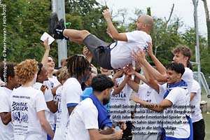 Vor Freude über Meisterschaft und Aufstieg nach dem 4:0 Heimsieg über JFV Bergstrasse ließ die A-Jugend Mannschaft von Germania Eberstadt ihren Trainer Sinan Sahin hochleben (Foto © Peter Henrich) Vor Freude über Meisterschaft und Aufstieg nach dem 4:0 Heimsieg über JFV Bergstrasse ließ die A-Jugend Mannschaft von Germania Eberstadt ihren Trainer Sinan Sahin hochleben (Foto © Peter Henrich)