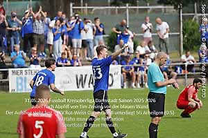 Nach dem Abpfiff jubelten die frisch gebackenen Kreisoberliga Meister Spieler SG Arheilgen vor der Zuschauerkulisse blauen Wand und freuen sich mit den Fans über den Aufstieg in die Fussball Gruppenliga Darmstadt (Sportfotografie © Peter Henrich / HEN-FOTO) Nach dem Abpfiff jubelten die frisch gebackenen Kreisoberliga Meister Spieler SG Arheilgen vor der Zuschauerkulisse blauen Wand und freuen sich mit den Fans über den Aufstieg in die Fussball Gruppenliga Darmstadt (Sportfotografie © Peter Henrich / HEN-FOTO)