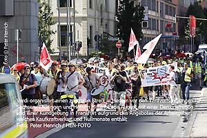 Mit einem zentralen Streik in Hessen forderte VERDI für die Beschäftigten in Sachsen, Thüringen und Hessen in der laufenden Verhandlungsrunde des Einzel-, Groß- und Versandhandels eine angemessene Lohnerhöhung ohne Nullmonate und Kaufkraftverlust ( Fotogalerie © Peter Henrich / HEN-FOTO) Mit einem zentralen Streik in Hessen forderte VERDI für die Beschäftigten in Sachsen, Thüringen und Hessen in der laufenden Verhandlungsrunde des Einzel-, Groß- und Versandhandels eine angemessene Lohnerhöhung ohne Nullmonate und Kaufkraftverlust ( Fotogalerie © Peter Henrich / HEN-FOTO)