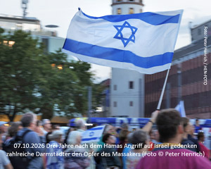 Drei Jahre nach dem HAMAS Angriff auf Israel gedenken zahlreiche Darmstädter auf dem Friedensplatz zahlreicher Opfer (Foto: Peter Henrich / HEN-FOTO) Drei Jahre nach dem HAMAS Angriff auf Israel gedenken zahlreiche Darmstädter auf dem Friedensplatz zahlreicher Opfer (Foto: Peter Henrich / HEN-FOTO)